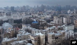 Kota Kyiv, Ukraina, Kamis (2/24). Presiden Rusia Vladimir Putin hari Kamis mengumumkan operasi militer di Ukraina dan memperingatkan negara-negara lain agar tidak mengintervensi. (AP/Emilio Morenatti)