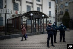 守卫在俄罗斯驻基辅大使馆外的乌克兰警察。(2022年2月23日)