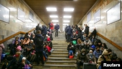 Warga Ukraina berlindung di sebuah stasiun kereta bawah tanah di ibu kota Kyiv, setelah Presiden Rusia Vladimir Putin mengotorisasi operasi militer Rusia terhadap Ukraina timur hari Kamis (24/2). 