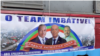 Cartaz da Frente Patriótica Unida num autocarro em Luanda, durante manifestação dos partidos da oposição.