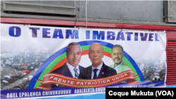 Cartaz da Frente Patriótica Unida num autocarro em Luanda, durante manifestação dos partidos da oposição.