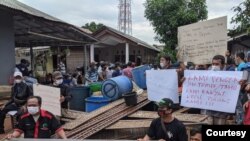 Perajin tahu tempe menggelar aksi atau mogok produksi di Depok, Jawa Barat pada Senin (21/2/2022). Foto: Paguyuban Dadi Rukun