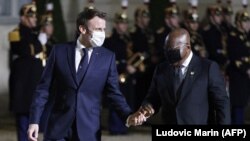 Le président français Emmanuel Macron (à gauche) accueille le président ghanéen Nana Akufo Addo avant une réunion sur le Sahel avec des dirigeants de la région au palais de l'Élysée à Paris, le 16 février 2022. 