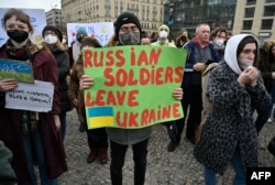 برلن میں روس کے یوکرین پر حملے کے خلاف اور یوکرینی عوام سے یکجہتی کے اظہار کے لیے مظاہرے کا ایک منظر۔ 24 فروری 2022