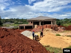 While poor Zimbabweans are struggling with accommodations, the rich in Harare continue building posh houses, Feb. 21, 2022. (Columbus Mavhunga/VOA)