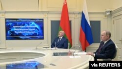 俄罗斯总统普京与白俄罗斯总统卢卡申科在莫斯科观看俄军军演期间发射弹道导弹。（2022年2月19日）