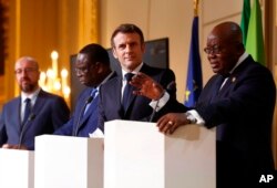 Rais wa Ufaransa Emmanuel Macron, wapili kulia, akimsikiliza Rais wa Ghana Nana Afuko Addo, kulia, akiwa na Rais wa Senegal Macky Sall, na Rais wa Baraza la Ulaya Charles Michel, kushoto, wakati wa mkutano na waandishi wa habari juu ya ushiriki wa Ufaransa katika eneo la Sahel.(Ian Langsdon, Pool via AP)