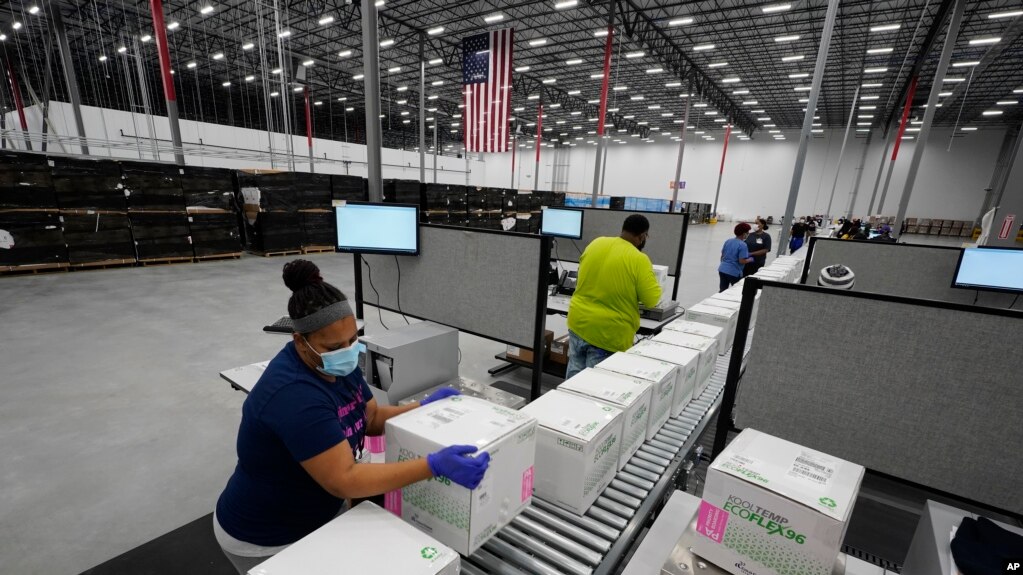 2020年12月20日，装有摩德纳新冠病毒疫苗的箱子准备在密西西比州橄榄枝的麦克肯森配送中心发货（美联社照片）