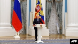 블라디미르 푸틴 러시아 대통령이 22일 모스크바에서 열린 기자회견에서 기자들의 질문에 답하고 있다.