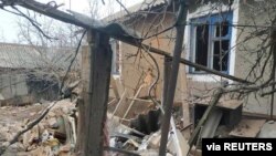 Një banesë e goditur nga mortajat në qytetin Vrubivka