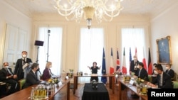 Министр иностранных дел Германии Анналена Бэрбок приветствует участников конференции по безопасности (MSC) в Мюнхене, 19 февраля 2022 г.