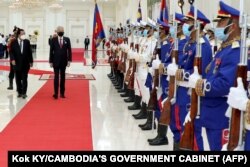 PM Kamboja Hun Sen (kiri) dan PM Malaysia Ismail Sabri Yaakob (tengah) di Phnom Penh. (Foto: Kok KY/Pemerintah Kamboja/AFP)