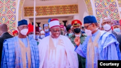 Shugaba Buhari, dama, Sarkin Lafia, Justice Sidi Bage Muhammad 1, tsakiya da gwamnan Nasarawa Abdullahi Sule, hagu (Hoto: Femi Adesina)