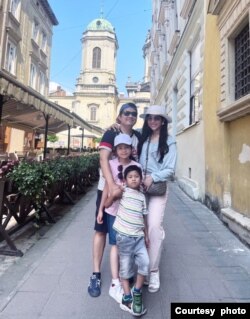 Keluarga Denny Fachry dan Vanda Sakina, WNI di Kyiv, Ukraina.