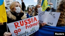 居住在日本的烏克蘭人在俄羅斯駐東京大使館外舉行抗議集會。（2022年2月23日）