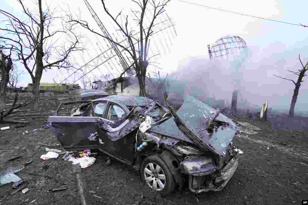 یک خودرو که در شهر بندری ماریوپول در جنوب شرقی اوکراین هدف حمله نظامیان روس قرار گرفته است.