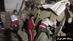 عکسی از امدادرسانی به قربانیان بعد از فروریختن ساختمان در رباط کریم توسط هلال احمر ایران. 