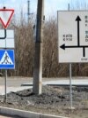 Muškarac prolazi pored putokaza u gradu Avdiivka, u oblasti Donjecka, koji se nalazi na liniji fronta sa separatistima koje podržava Rusija, 21. februara 2022.