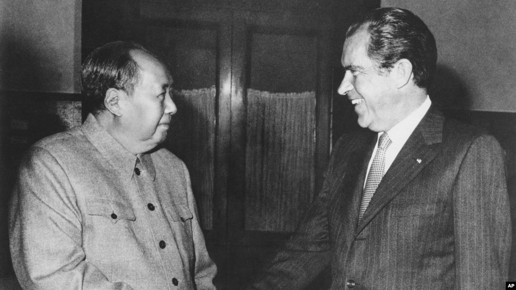 Udhëheqësi i atëhershëm i partisë komuniste kineze Mao Ce Dung dhe ish-Presidenti i Shteteve të Bashkuara Richard Nixon shtrëngojnë duart gjatë takimit në Pekin (21 shkurt 1972)