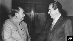 Udhëheqësi i atëhershëm i partisë komuniste kineze Mao Ce Dung dhe ish-Presidenti i Shteteve të Bashkuara Richard Nixon shtrëngojnë duart gjatë takimit në Pekin (21 shkurt 1972)