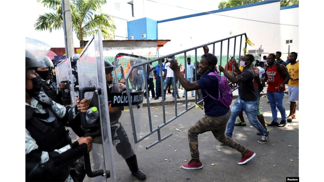 Aksi protes di luar kantor Institut Migrasi Nasional (INM) di Tapachula, Meksiko, 22 Februari 2022. (REUTERS/Jacob Garcia)