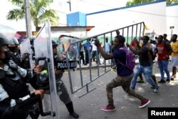 Aksi protes di luar kantor Institut Migrasi Nasional (INM) di Tapachula, Meksiko, 22 Februari 2022. (REUTERS/Jacob Garcia)