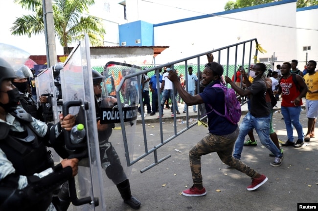 Aksi protes di luar kantor Institut Migrasi Nasional (INM) di Tapachula, Meksiko, 22 Februari 2022. (REUTERS/Jacob Garcia)