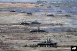 俄军坦克在白俄罗斯参加联合军演的俄军坦克。(2022年2月19日)