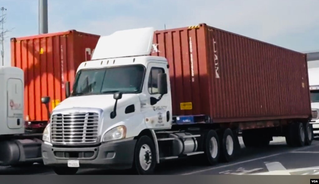 驾驶在美国高速公路上的货运卡车。(美国之音视频截屏)(photo:VOA)