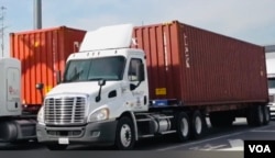 驾驶在美国高速公路上的货运卡车。(美国之音视频截屏)
