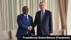 Presidente da Guiné-Bissau, Umaro Sissoco Embaló, (esq) com Presidente da Turquia Recep Tayyip Erdogan, numa visita do primeiro à Turquia em Junho de 2020