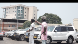 Lilian Essono et Roy Maganga, deux jeunes gardiens de parking à Libreville, au Gabon (VOA/Ismael Obiang Nzé).