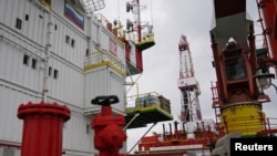 Uma secção de uma plataforma petrolífera operada pela empresa Lukoil é vista no campo petrolífero de Kravtsovskoye, no Mar Báltico, Rússia, 16 Set. 2021 (foto arquivo)