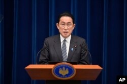 PM Jepang Fumio Kishida dalam konferensi pers di Tokyo, Jepang, 17 Februari 2022. (David Mareuil/Pool Photo via AP)