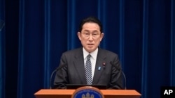 기시다 후미오 일본 총리가 17일 도쿄에서 신종 코로나바이러스 방역 등에 관해 기자회견하고 있다.