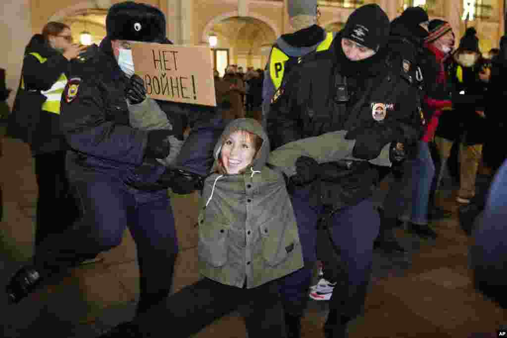 Police officers detain a demonstrator holding a sign reading &#39;No war!&#39; during an action against Russia&#39;s attack on Ukraine in St. Petersburg, Russia Kamis (24/2) (Foto: AP).