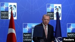 Presiden Turki Recep Tayyip Erdogan menggelar konferensi pers dalam pertemuan antara anggota NATO di markas aliansi tersbeut di Brussels, Belgia, pada 14 Juni 2021. (Foto: Reuters/Yves Herman) 