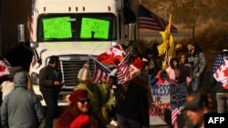 23일 미국 캘리포니아주 아델란토에 코로나 백신과 마스크 의무화에 반발하는 '국민 호송대' 시위 참가자들이 모여있다. 