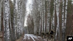 21일 우크라이나 국경수비대원들이 벨라루스와의 북쪽 국경을 순찰하고 있다.