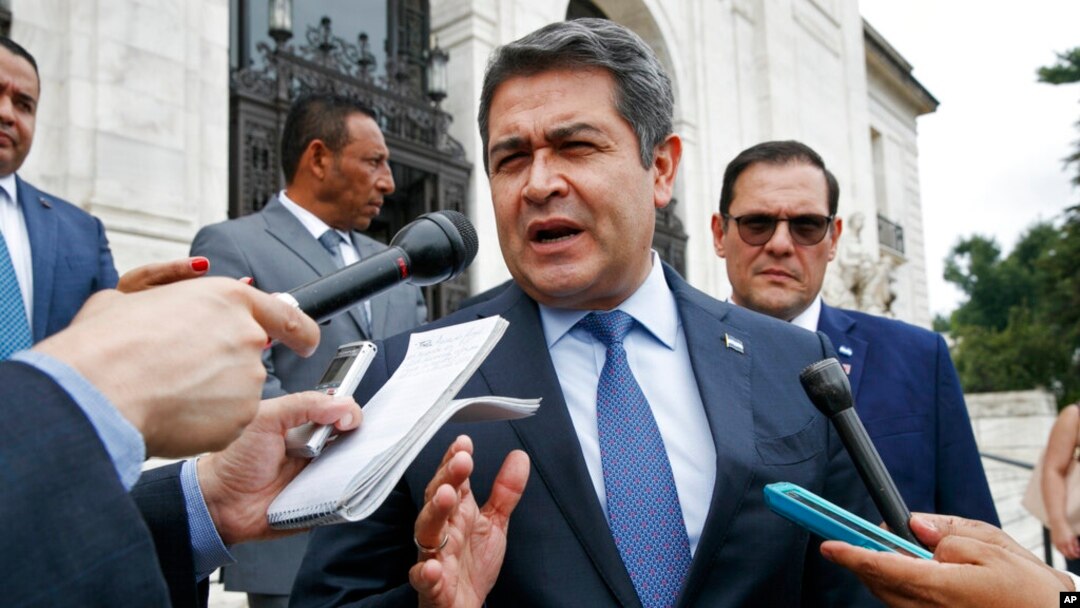 El entonces presidente e Honduras, Juan Orlando Hernández, responde a preguntas de la prensa durante una visita a Washington el 13 de agosto de 2019.
