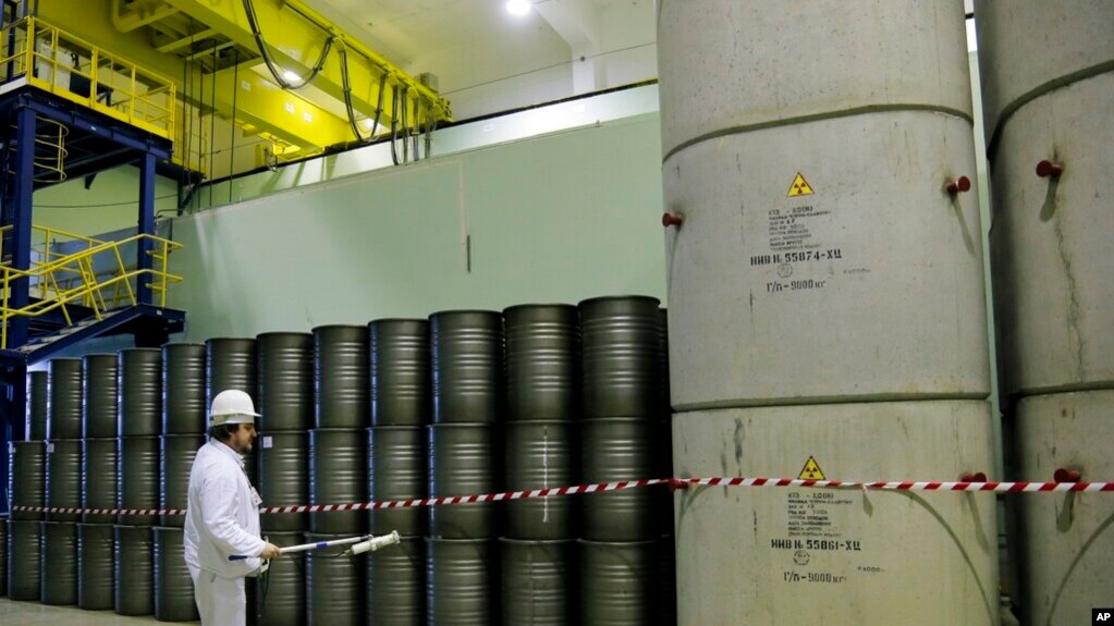 Radnik proverava nivo radijacije u kontejnerima sa nuklearnim otpadom u Černobilju, u kojem se nalazi nefunkcionalna nuklearna elektrana