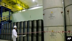 Arhiv - Radnik provjerava nivo radijacije u kontejnerima sa nuklearnim otpadom u Černobilu, u kojem se nalazi nefunkcionalna nuklearna elektrana.