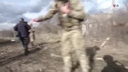 Արևելյան Ուկրաինայում շրջագայող լրատվամիջոցների աշխատակիցները վազում են ապաստան փնտրելու՝ հրետակոծության նախազգուշացման պատճառով