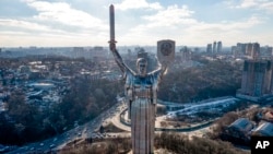 Monumen Tanah Air di Kyiv, Ukraina, 13 Februari 2022. (AP Photo/Efrem Lukatsky, File)
