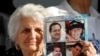 Eva Barba, madre de Pablo Morales (abajo a la derecha), uno de los pilotos de Hermanos al Rescate derribados por los MIG cubanos, muestra una foto de los cuatro pilotos fallecidos. Marcha por la libertad de Cuba en Miami, el jueves 2 de febrero de 2019.