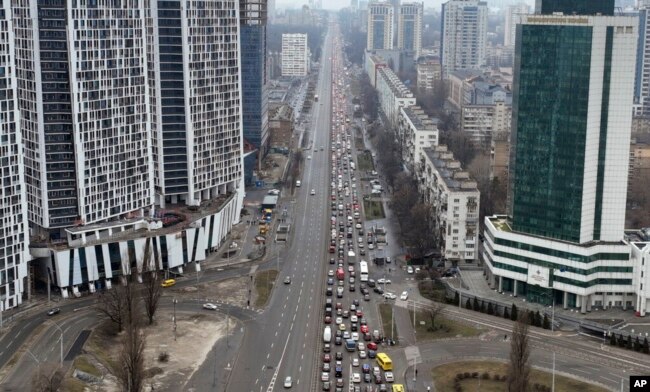 Kemacetan terlihat saat warga meninggalkan Kota Kyiv, Ukraina, 24 Februari 2022. (Foto: AP)
