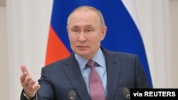 El presidente ruso, Vladimir Putin, hace gestos durante una conferencia de prensa conjunta con el presidente bielorruso, Alexander Lukashenko, en Moscú, Rusia, el 18 de febrero de 2022.