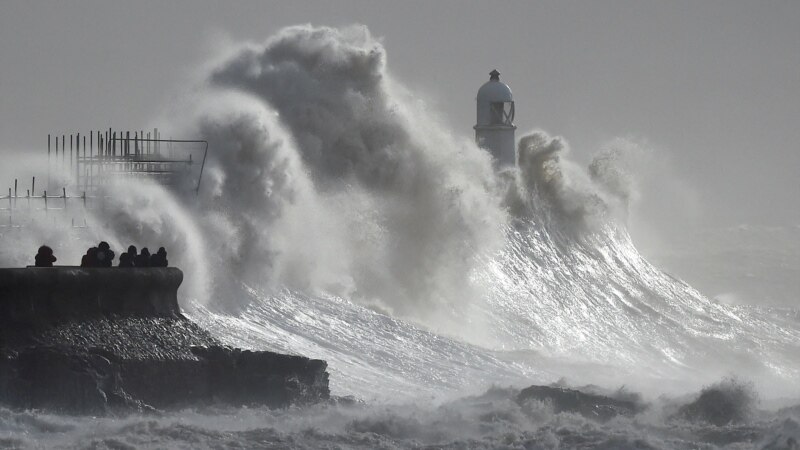 Storm Franklin Batters Britain and Northern Europe, Leaves 14 Dead