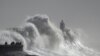 Ombak menerjang mercusuar di wilayah Porthcawl, Wales, saat badai Franklin menerjang Inggris dan Wales, pada 21 Februari 2022. (Foto Reuters/Rebecca Naden)