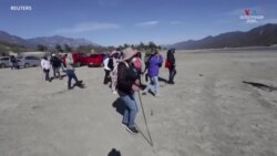 Մեքսիկացի ընտանիքները շաբաթ օրը փորել են Նուևո Լեոն նահանգի Սանտյագո քաղաքում գտնվող ամբարտակի չորացած մակերեսը